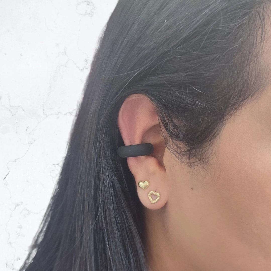 Earcuff Negro en Neopreno oreja