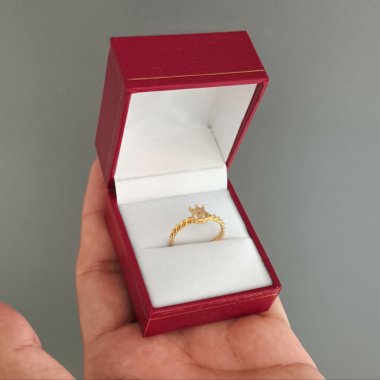 Regalo de Quince Años: Anillo Oro 18K con Corona | Brillo Inolvidable