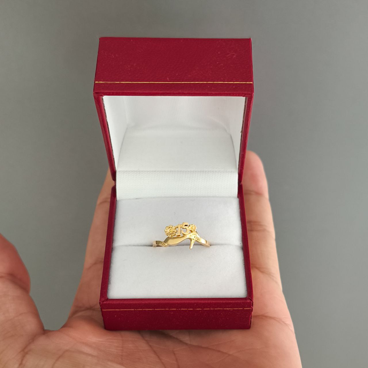Regalo de 15 Años: Anillo Oro 18K Personalizado | Diseño Único en Colombiaa