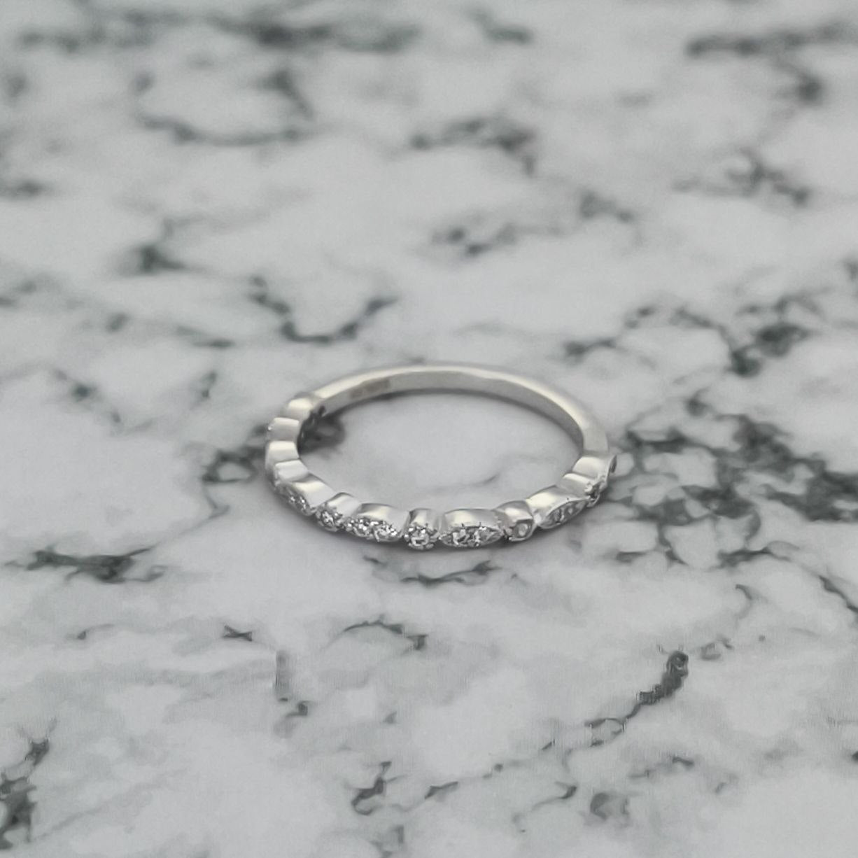 Regalo Especial: Anillo Plata Baño Oro Blanco para Mujer | Con Esmeralda Sintética