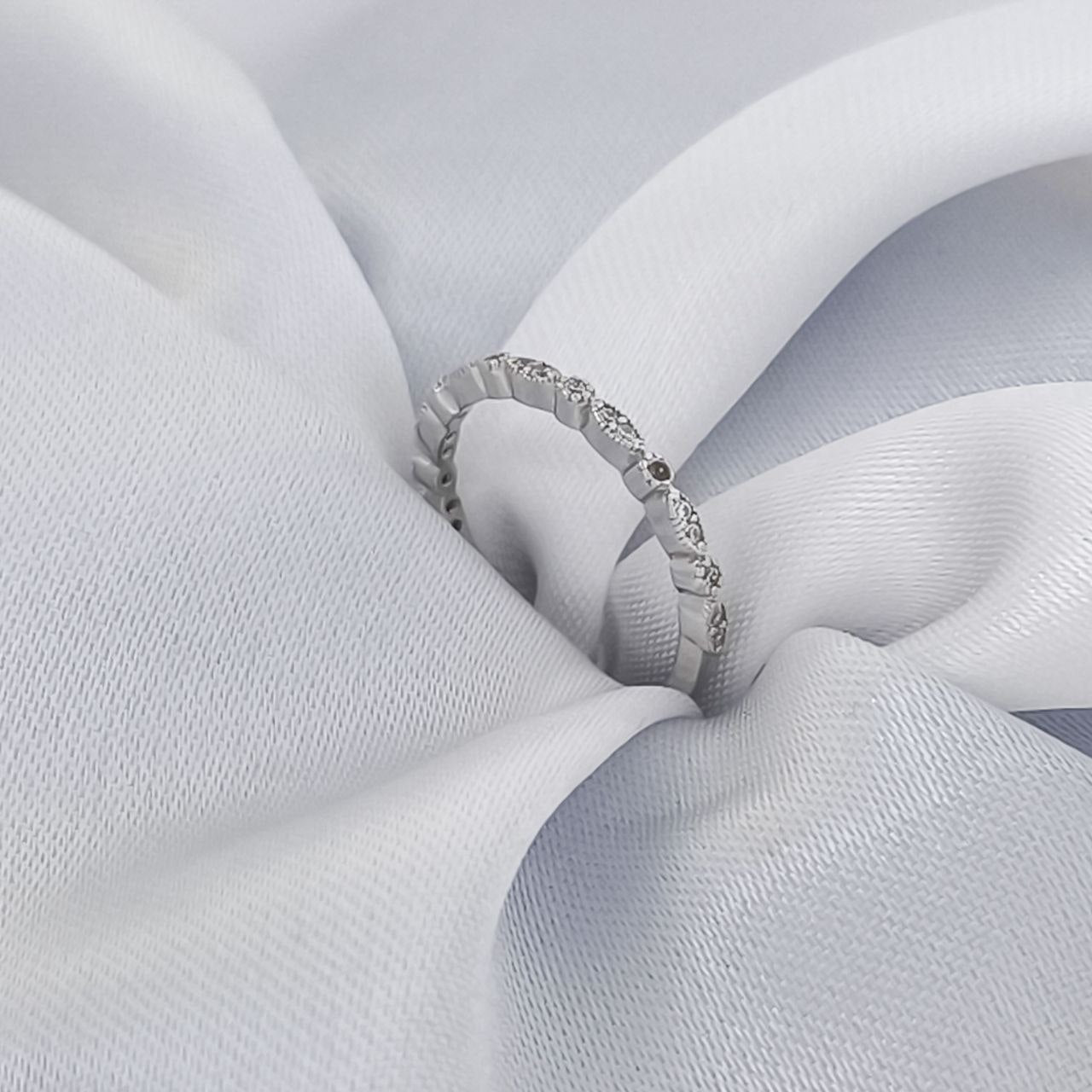 Anillo Plata 925 Baño Oro Blanco con Esmeralda Redonda | Delicadeza Artesanal