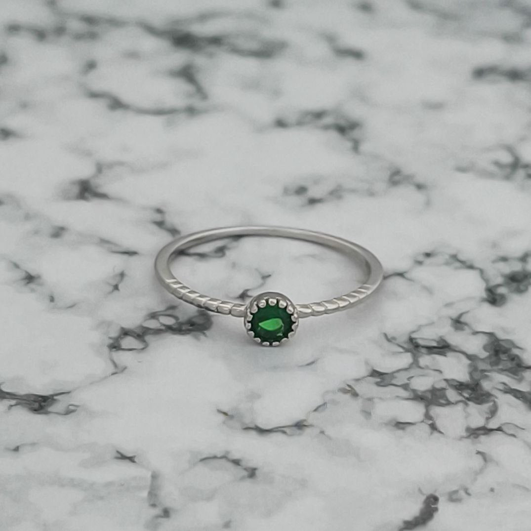 Anillo de Compromiso Plata 925 Esmeralda Sintética: La Promesa Vibrante