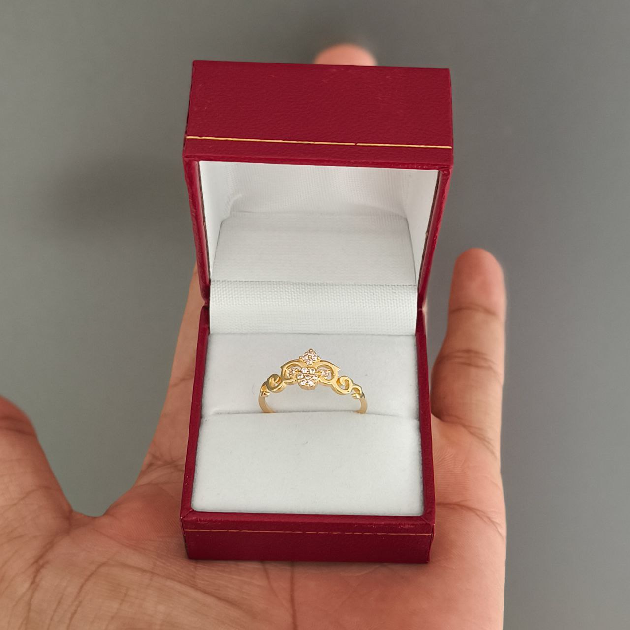Anillo Quinceañera Oro 18K: Elegancia y Luz en un Corazón de Circonia