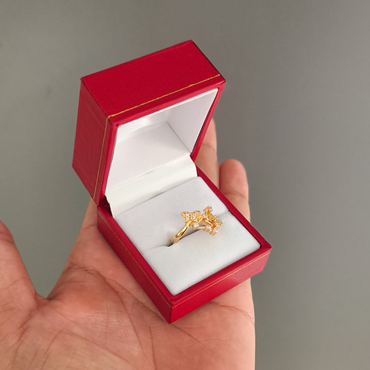 Anillo de Quinceañera Oro 18K: Diseño "15" Calado | Elegancia Pura
