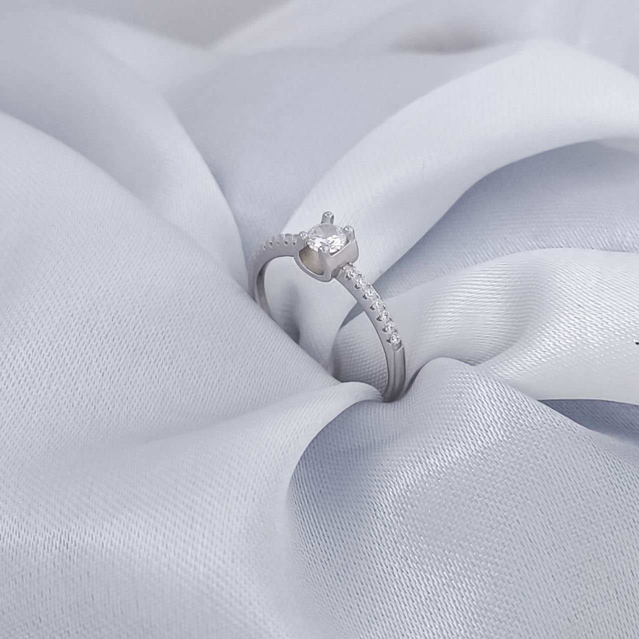 El Anillo de Compromiso Plata 925 Perfecto para una Mujer Sofisticada