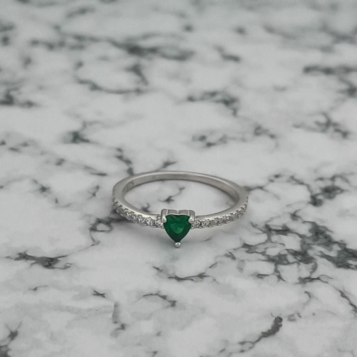 Anillo de Compromiso Plata 925 con Esmeralda Sintética Corazón: Amor y Renovación