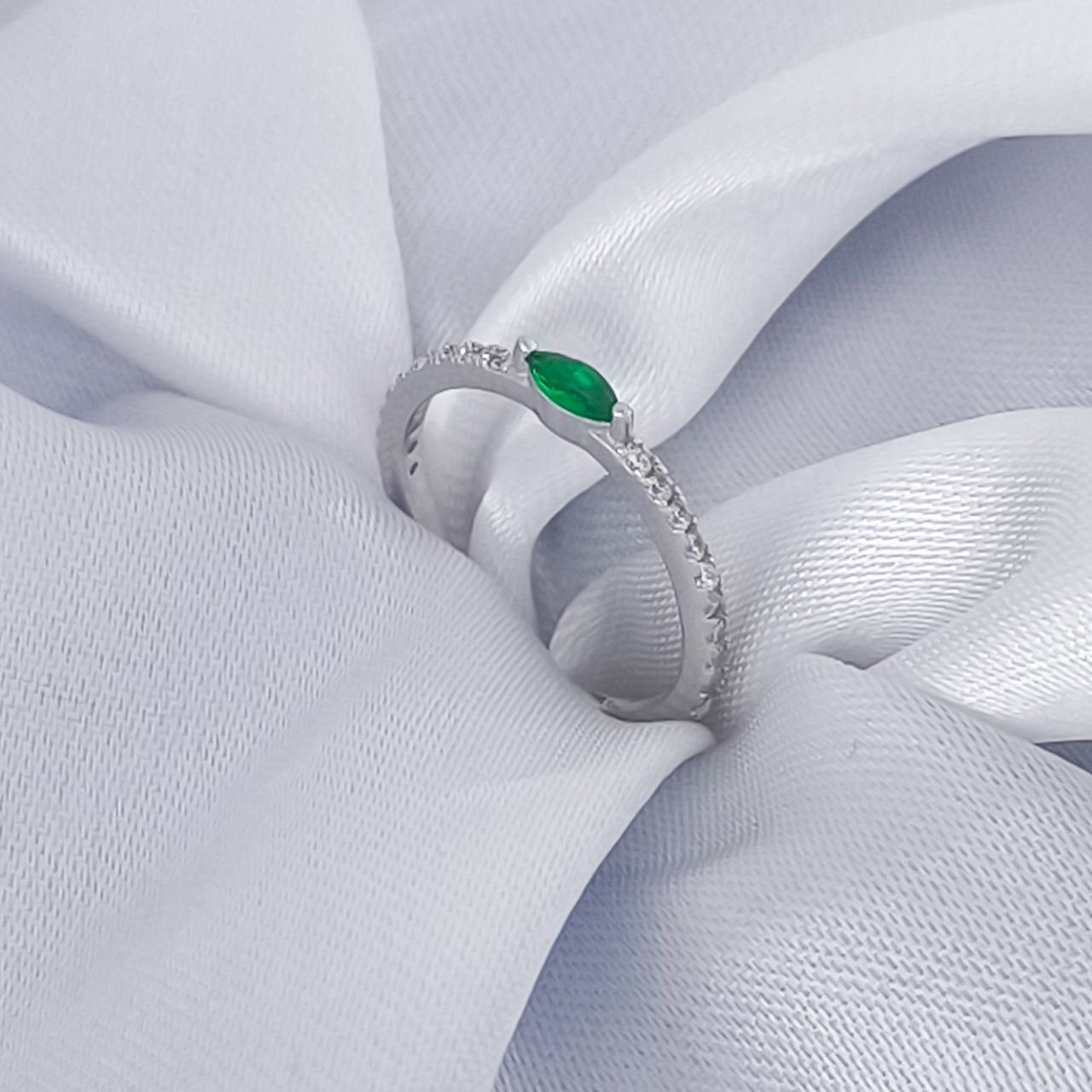 Anillo de Compromiso Plata 925 Esmeralda Sintética Marquesa: Elegancia Distintiva