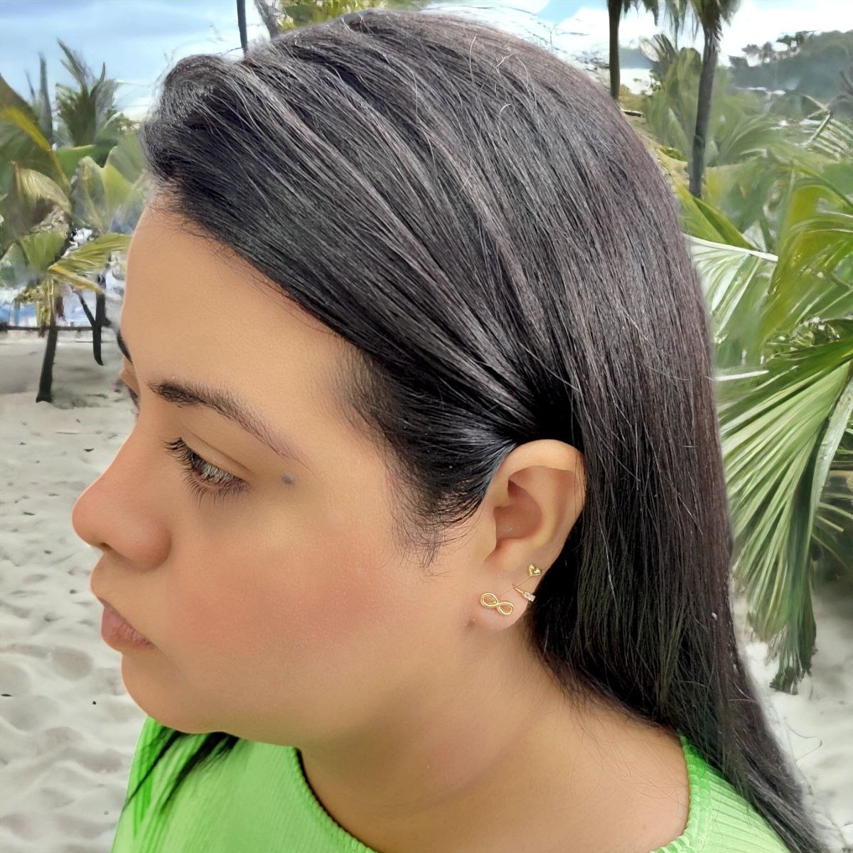 aretes Antialérgicos oro lamiando signo infinito