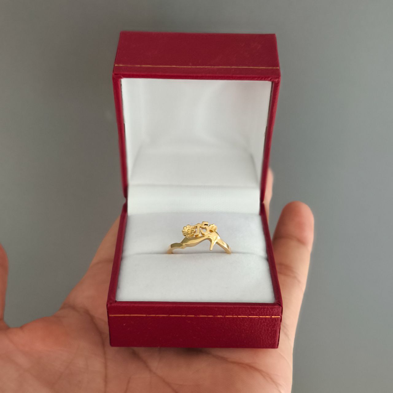Joya para 15 Años: Anillo de Oro 18K con Detalles '15' y Tacón | Exclusividad y Brillo