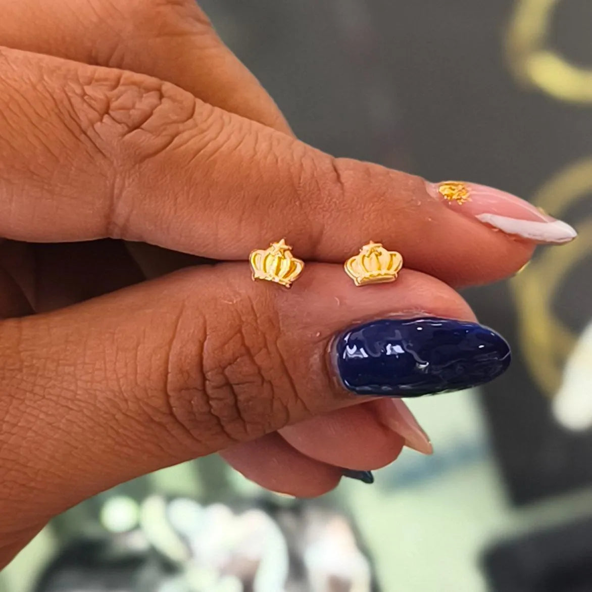 Aretes para Bebé en Oro Laminado 18K con Diseño de Corona y Rosca de Seguridad