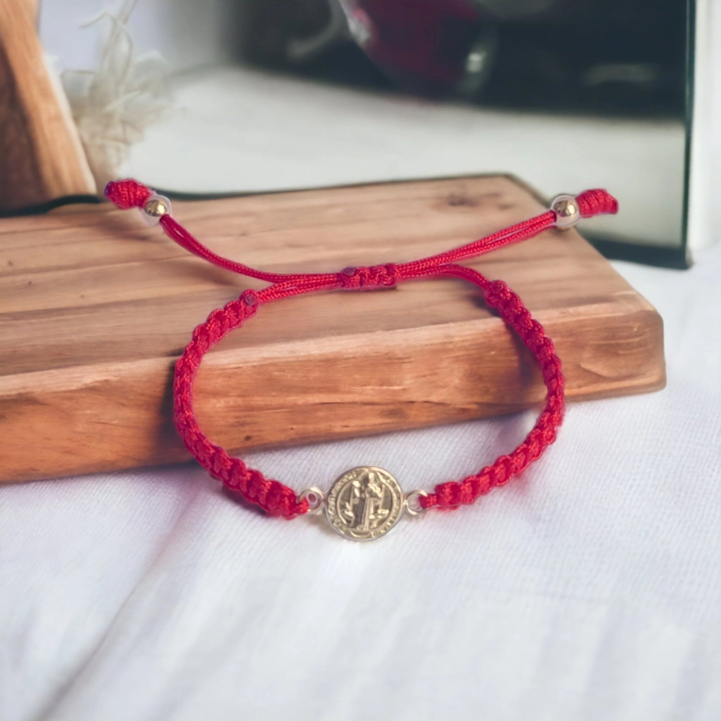 Pulsera hilo rojo San Benito Oro Laminado18k bebe