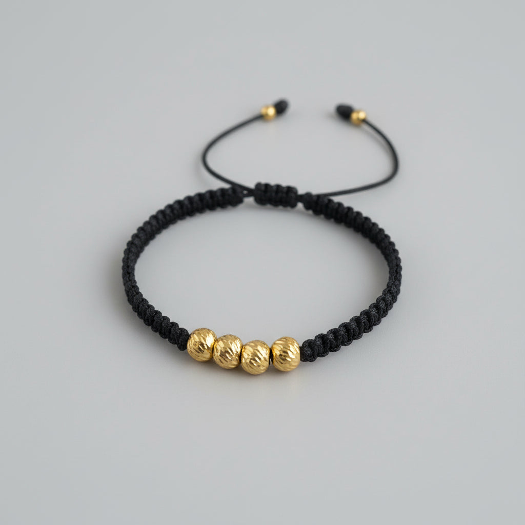 Pulsera personalizada oro amarillo 18K textura diamantada hilo negro hecha en Villavicencio