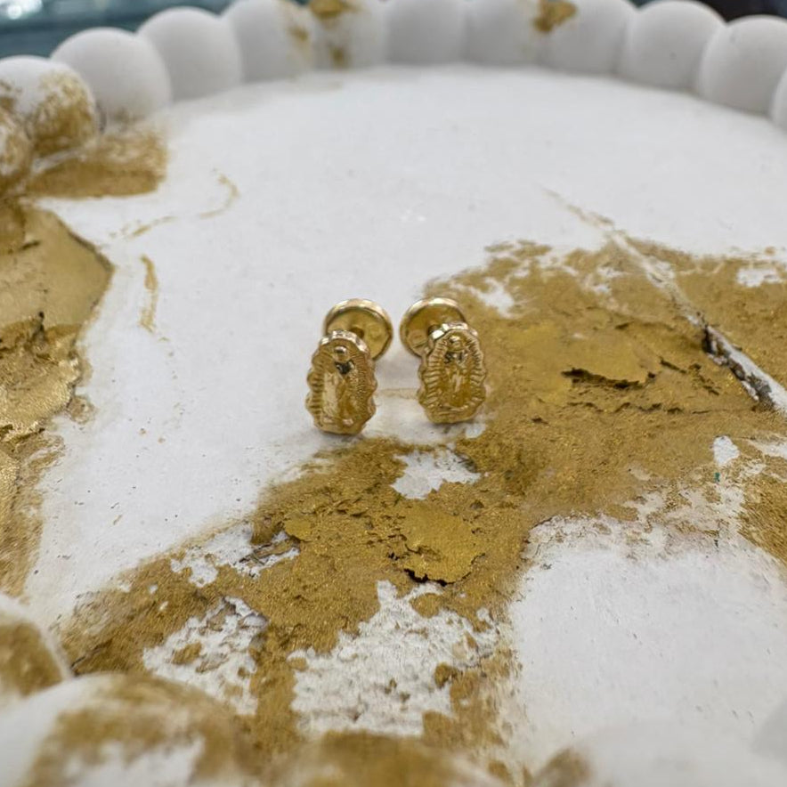 Detalle arete Virgen de Guadalupe oro laminado 18K - joyería Colombia