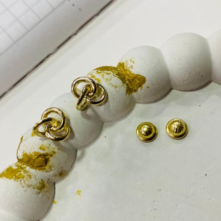 Aretes Elegantes Vanguardistas Oro Laminado 18K para Mujer