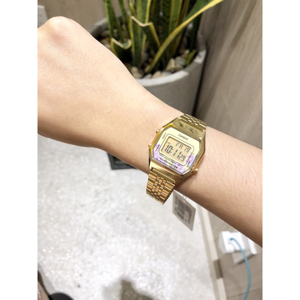 Reloj Vintage A680WGA-4CDF Casio dorado usando en modelo
