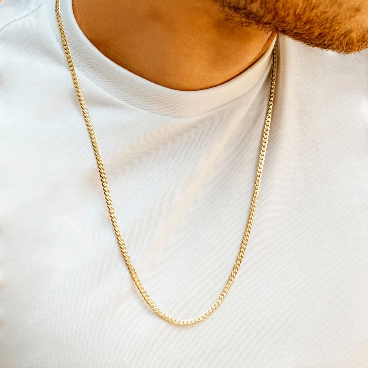 detalle cadena serpiente oro laminado hombre elegante
