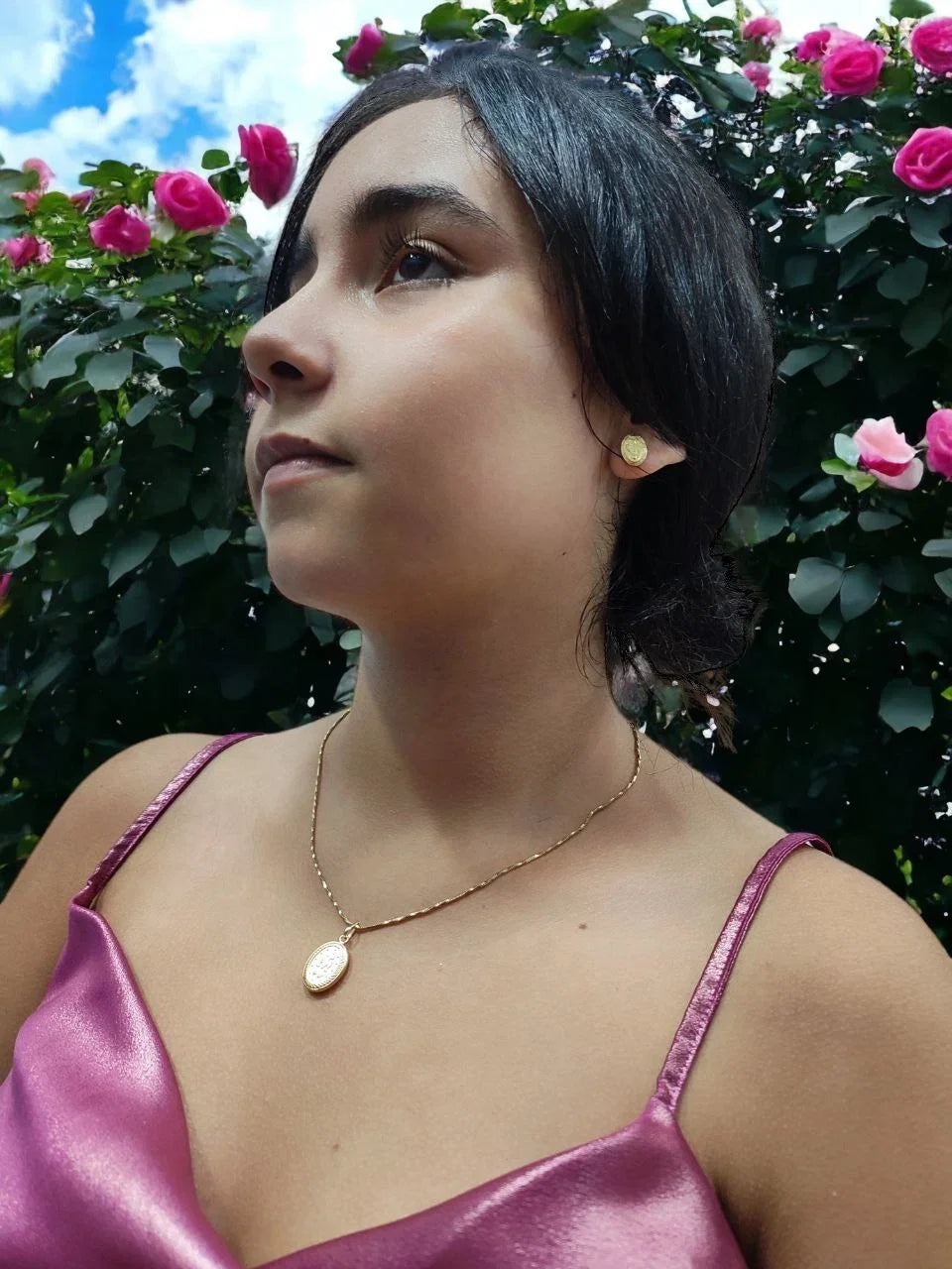 Aretes Topos Mujer Anti alergénicos Oro Laminado 18k Virgen Guadalupe – vista en uso – Brillo Encanto