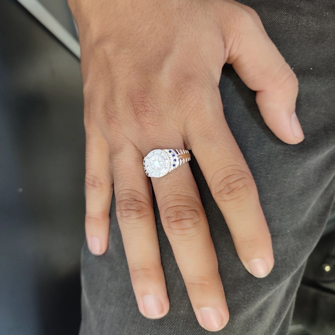 Anillo Oro Plata Hombre Elegante en mano