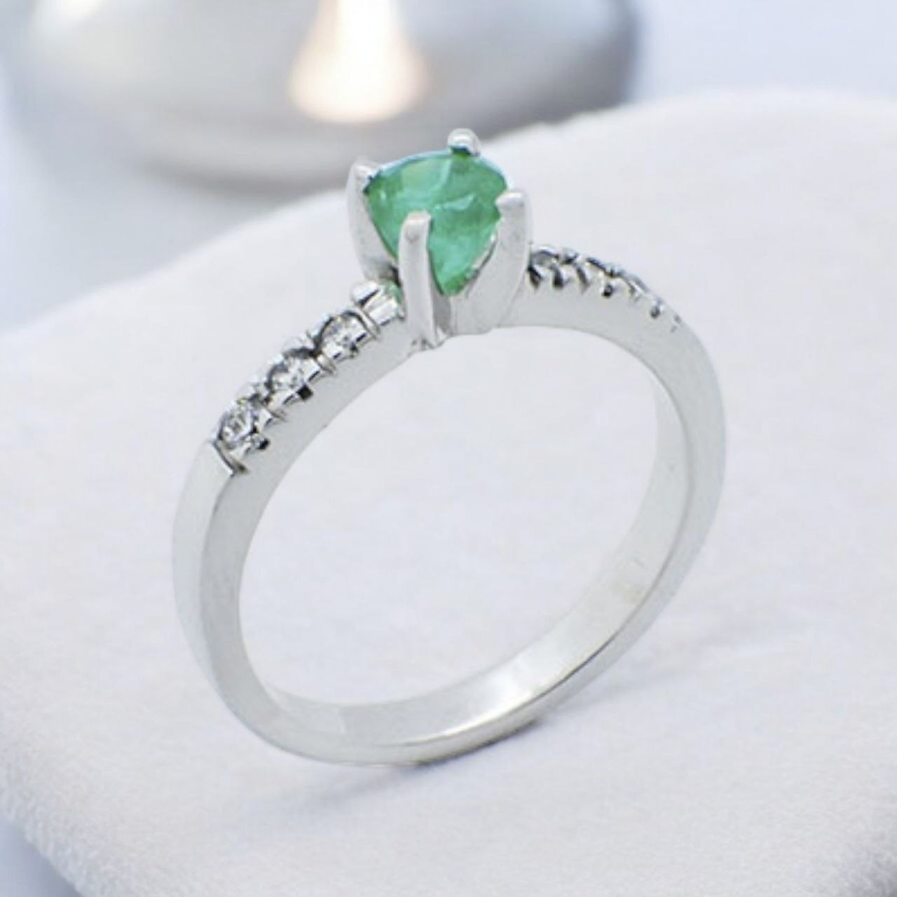 Anillo de Compromiso Esmeralda y Plata