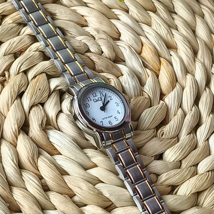 Reloj Mujer Qyq Original Q&q Plateado Dorado C42a-002py