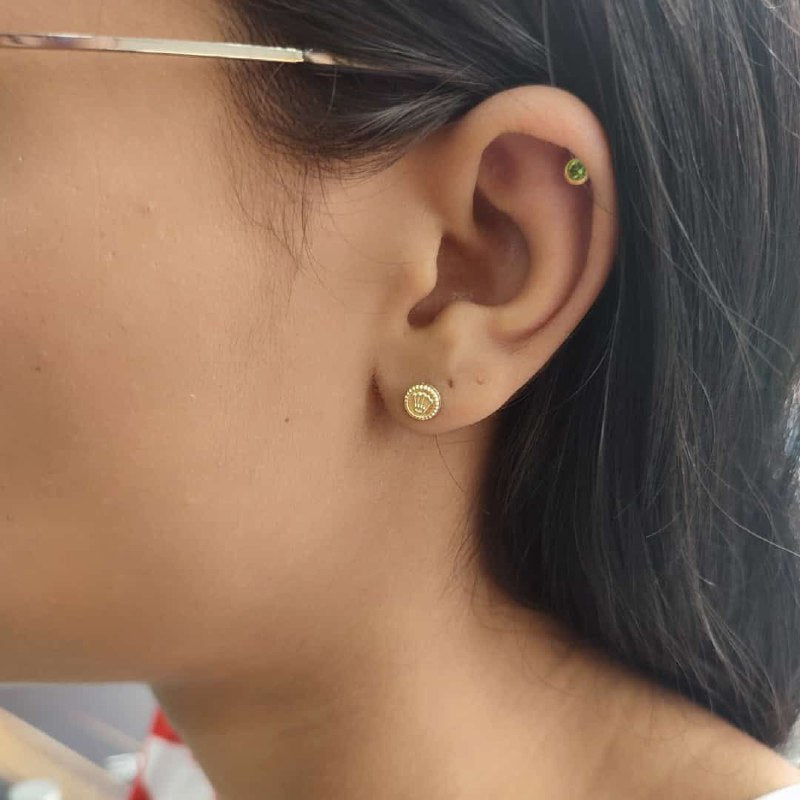 Aretes Piercing Corona Pequeña Oro Laminado18k Anti alérgicos