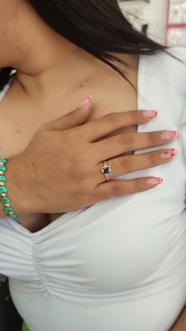 Anillo de Oro Laminado 18K con Circón Violeta Cuadrado – Regalo Perfecto para Mujer