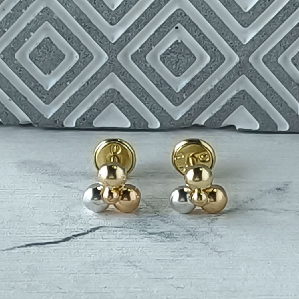 Aretes laminados 18K diseño delicado para mujer
