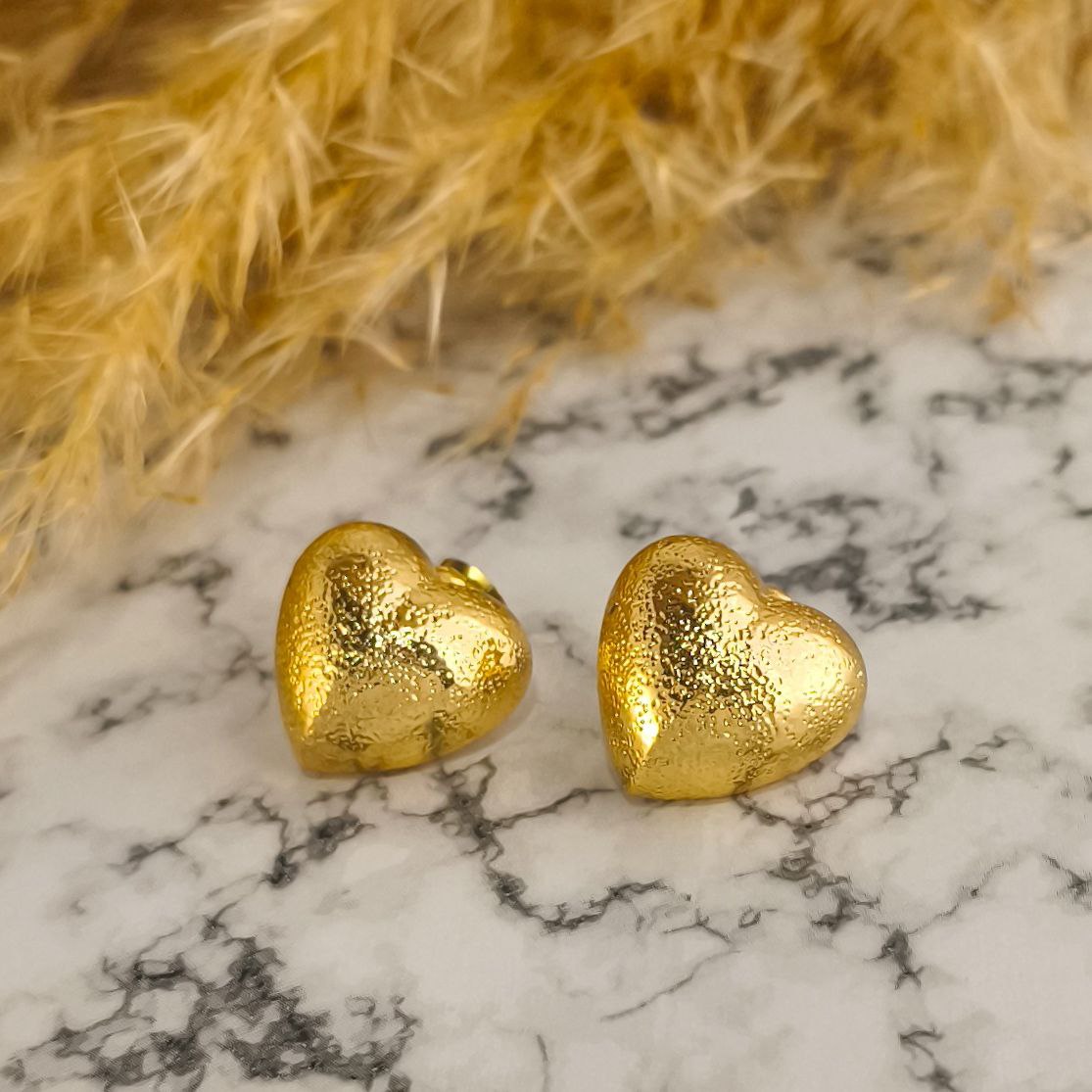 Pendientes de Corazón Mate con Detalle Martillado - Joyería en Rodio Premium