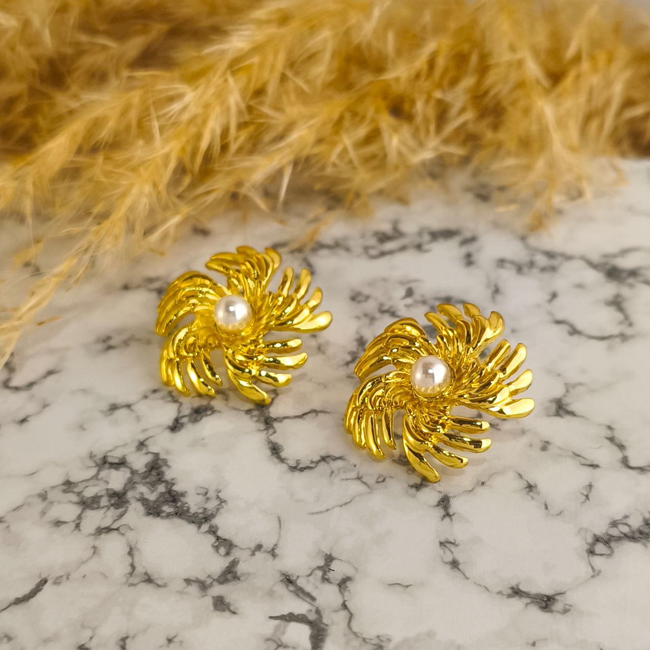 Detalle de perla en aretes florales โ Joyerรญa sofisticada e hipoalergรฉnica