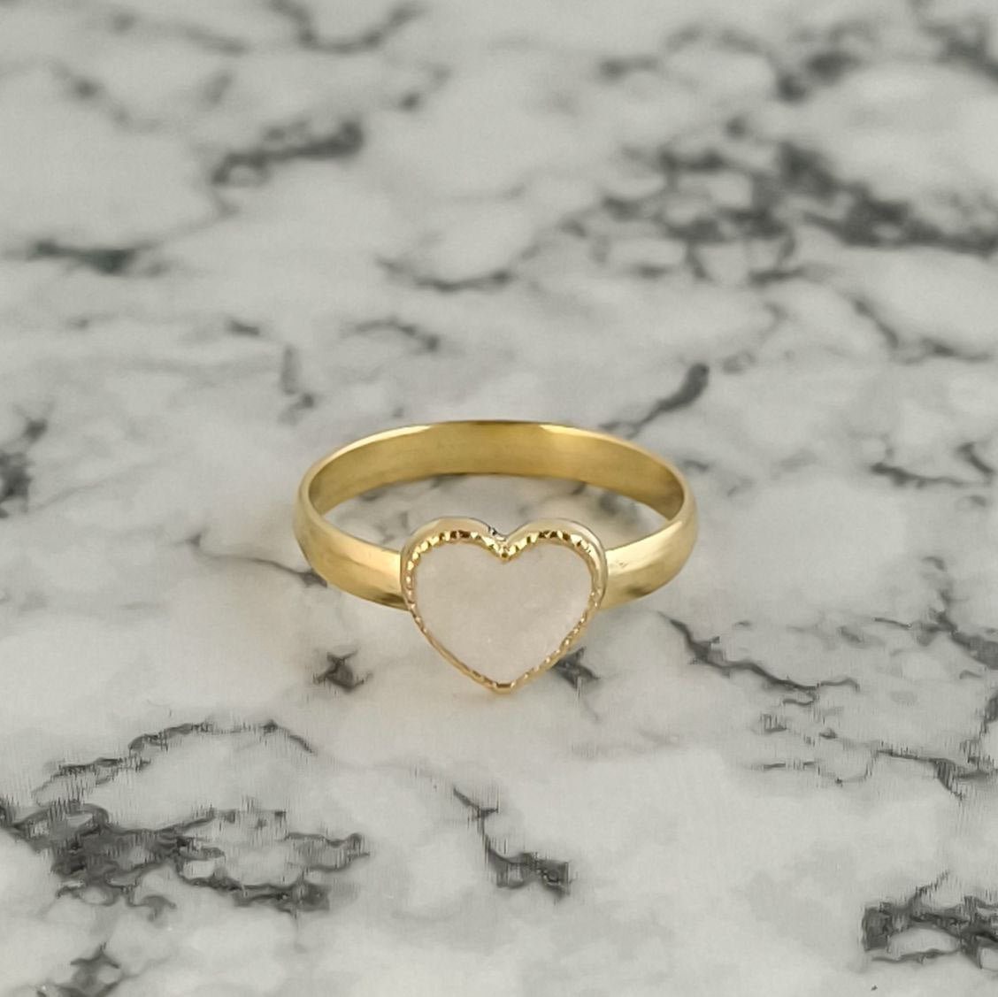 Anillo para mujer modelo Corazón Celeste con dije de corazón blanco visto desde arriba.