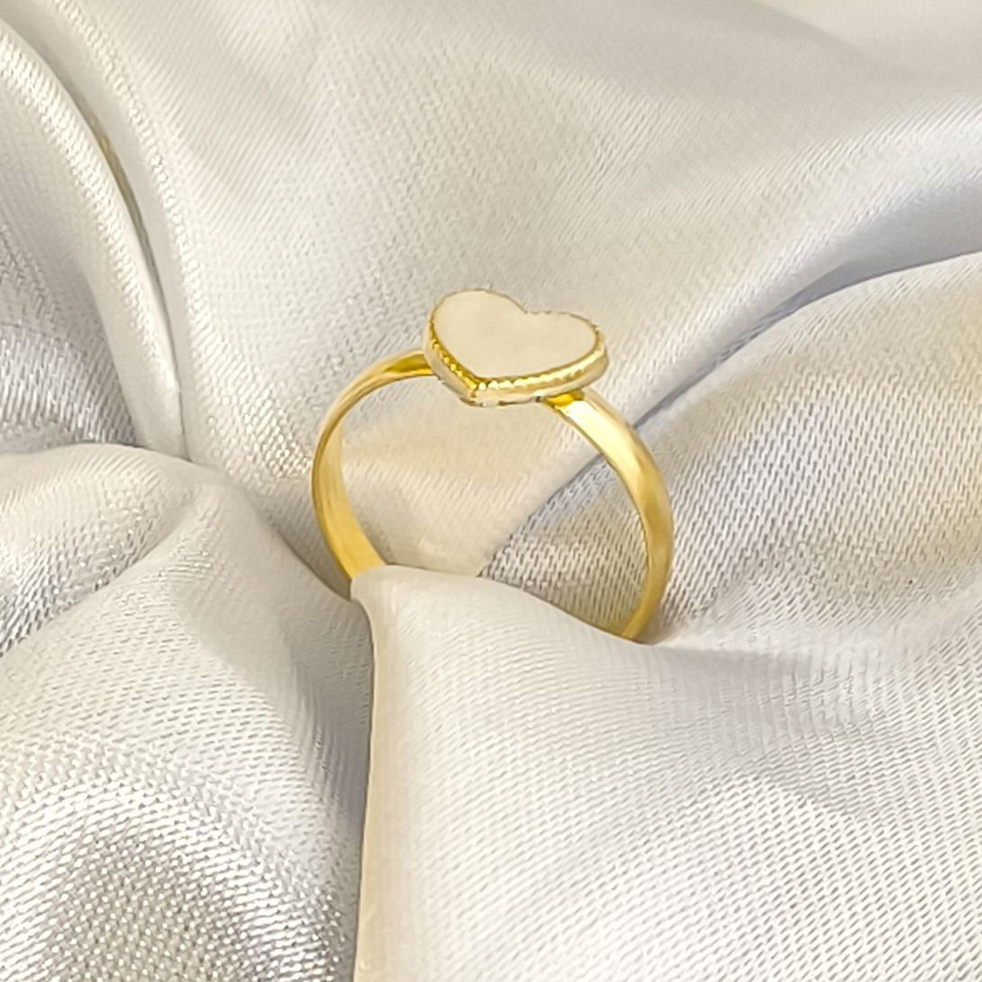 Detalle de la banda del anillo Corazón Celeste en oro laminado 18k con corazón blanco.