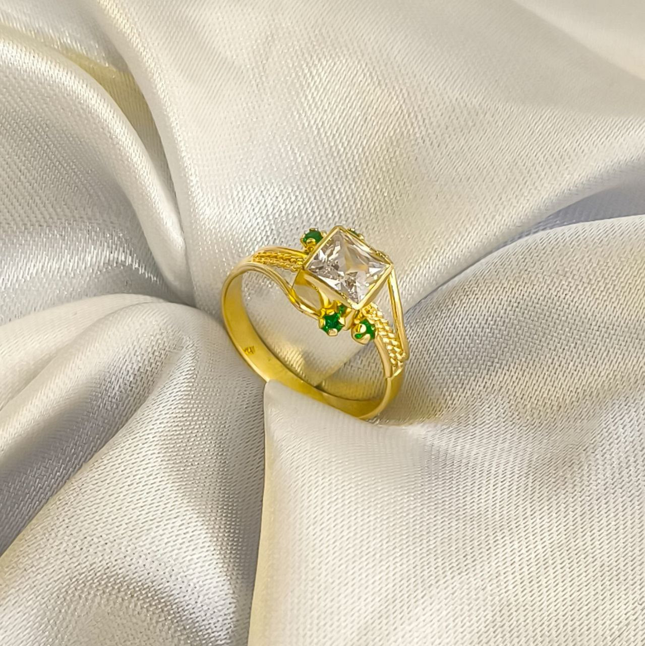 Anillo de lujo para mujer modelo Emperatriz mostrando detalles de la banda y brillo del circón.