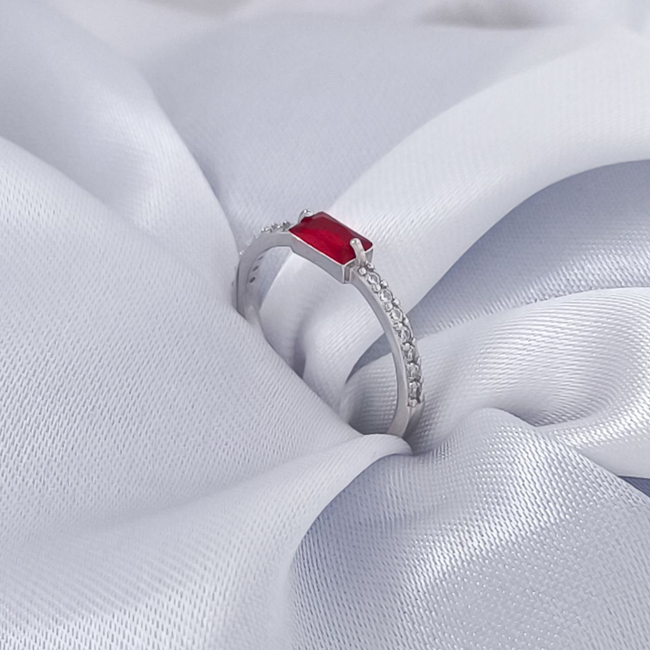El Anillo de Compromiso Plata 925 Perfecto para Quienes Aman el Color
