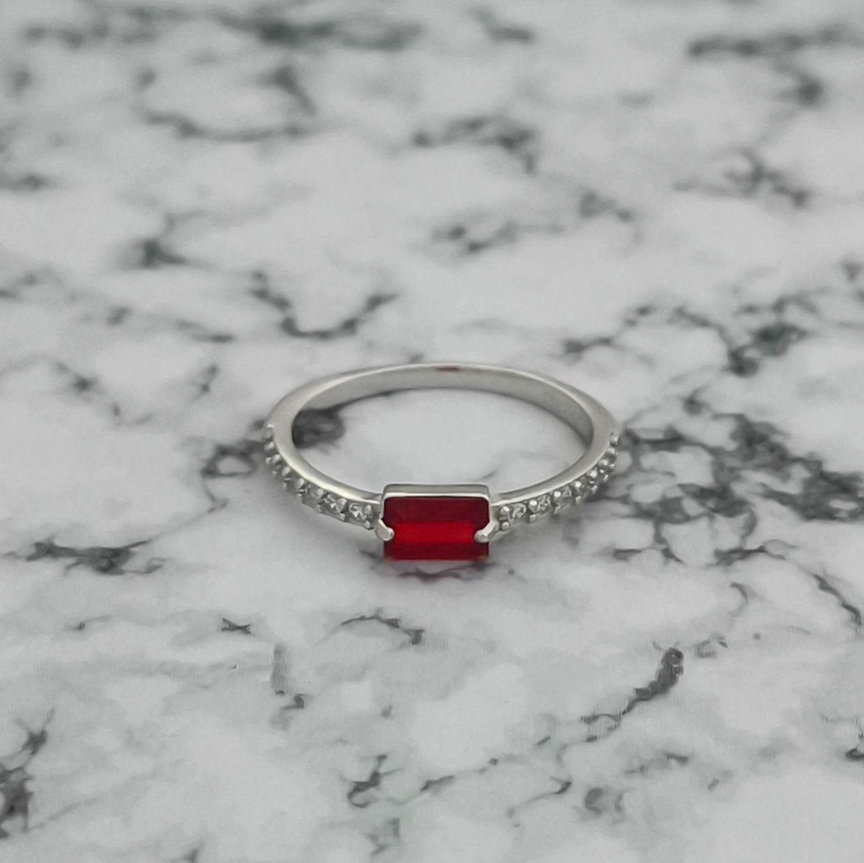 Anillo de Compromiso Plata 925 con Rubí Sintético Pasión y Elegancia