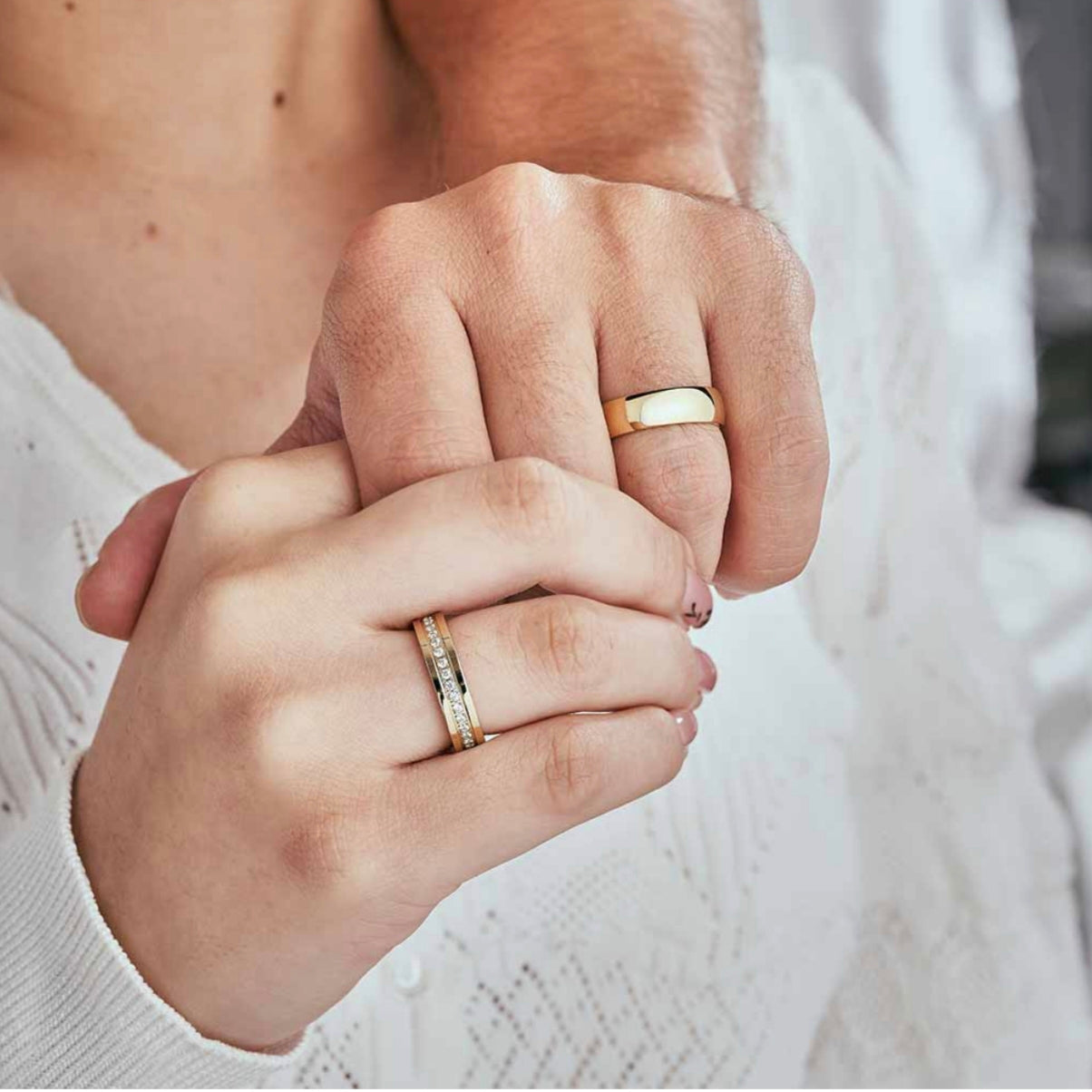 Argollas matrimoniales en oro laminado de 18 kilates con envío gratis en Colombia y villavicencio estilo vanguardista