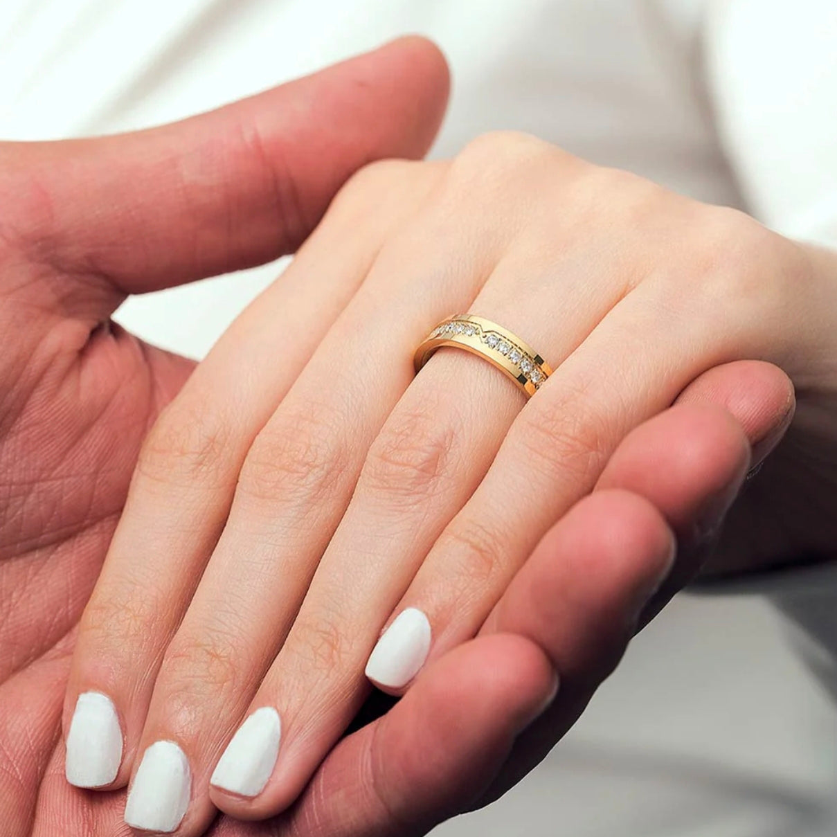 Anillo matrimonial para mujer con piedras blancas en oro laminado de 18 kilates con envío gratis en Colombia y villavicencio