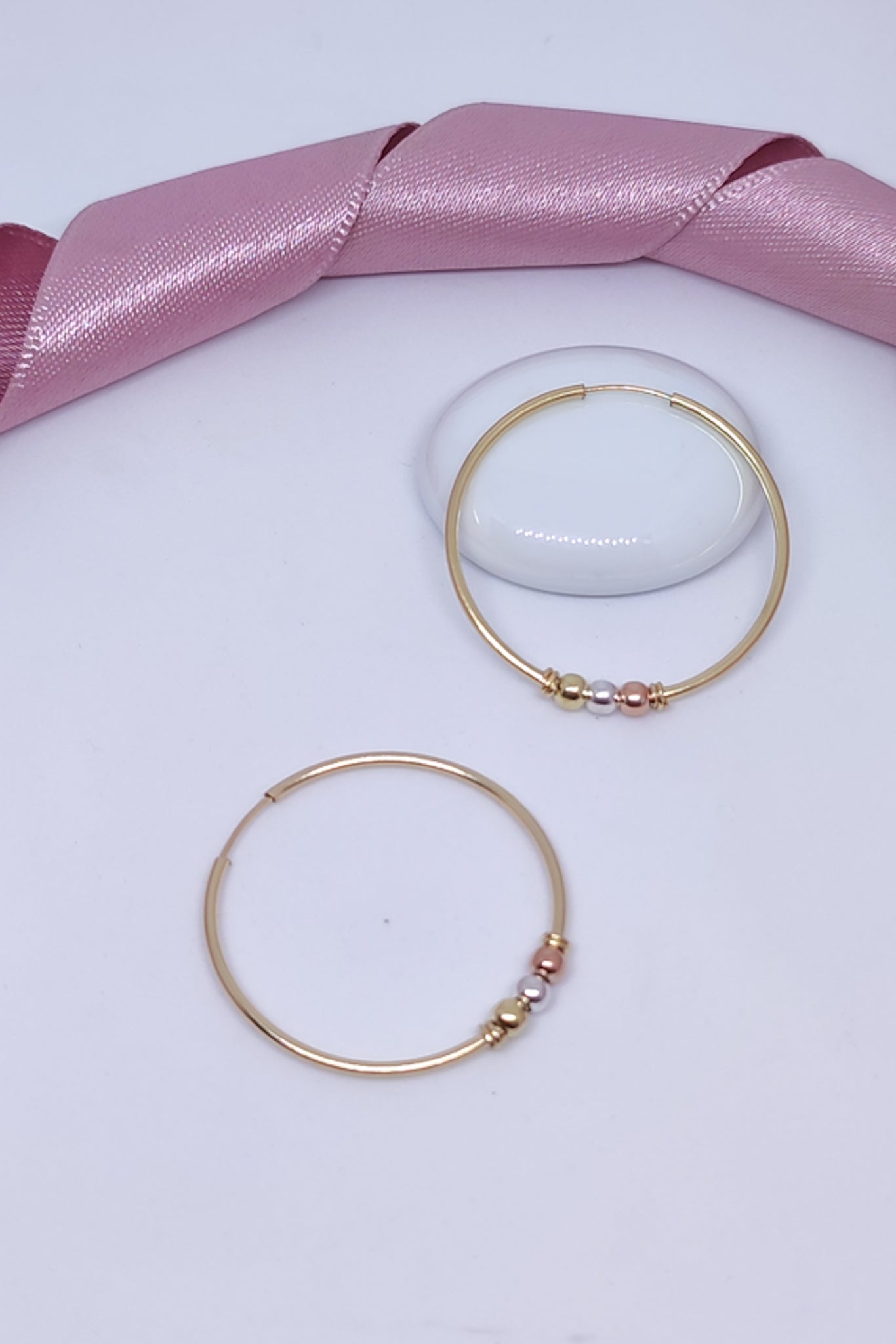 Aretes Candongas En Aros Medianos Con Balines 3 Oros Para Mujer Brillo Encanto
