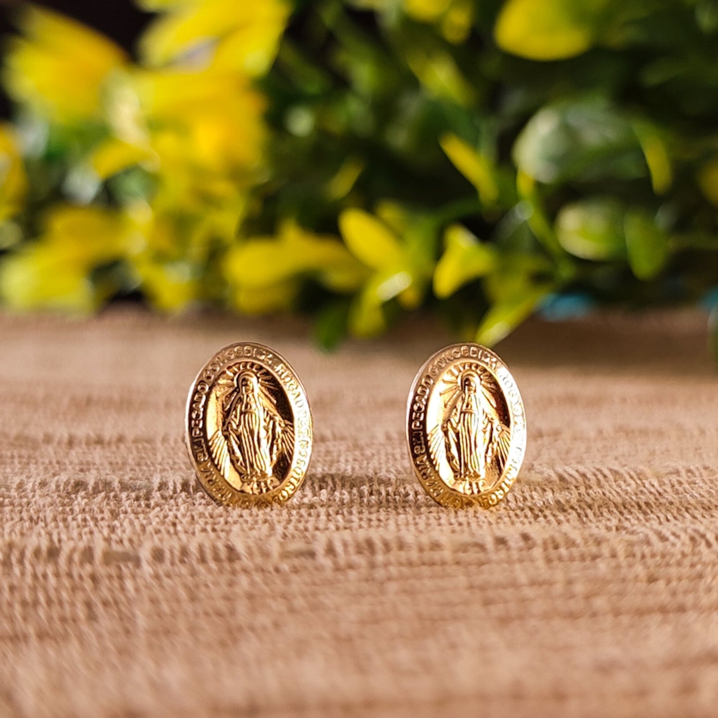 Aretes Topos Mujer Anti alergénicos Oro Laminado 18k Virgen Guadalupe Brillo Encanto