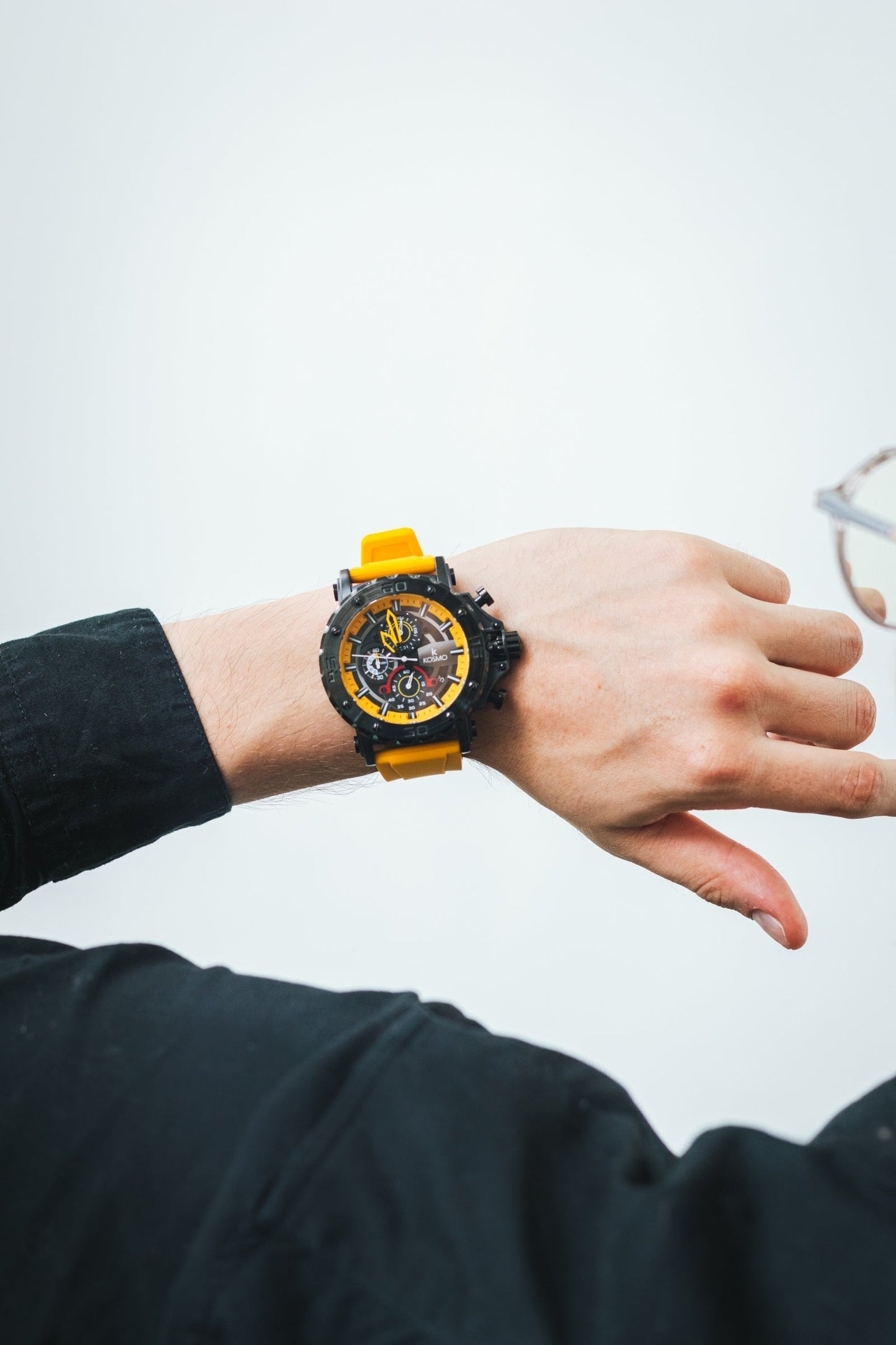 Reloj Hombre Kosmo K3932G Deportivo Amarillo Pulso Siliconado Brillo Encanto