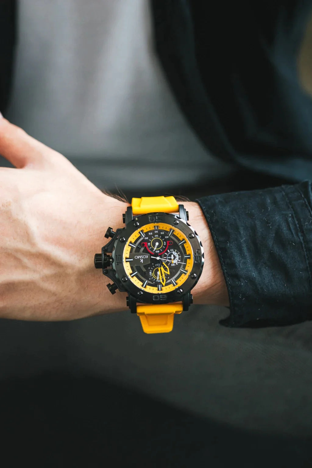 Reloj Hombre Kosmo K3932G Deportivo Amarillo Pulso Siliconado Brillo Encanto