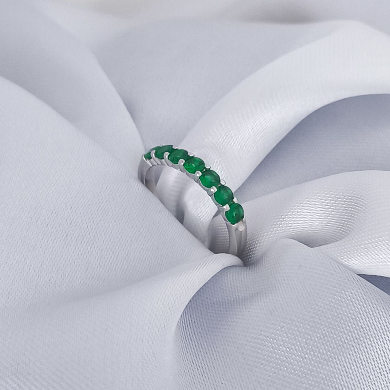 Regalo Perfecto: Anillo Plata Baño Oro Blanco con Esmeraldas Sintéticas para Mujer