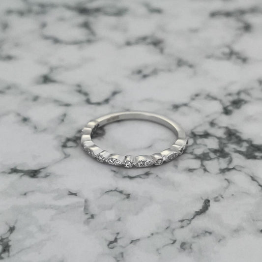 Regalo Especial: Anillo Plata Baño Oro Blanco para Mujer | Con Esmeralda Sintética