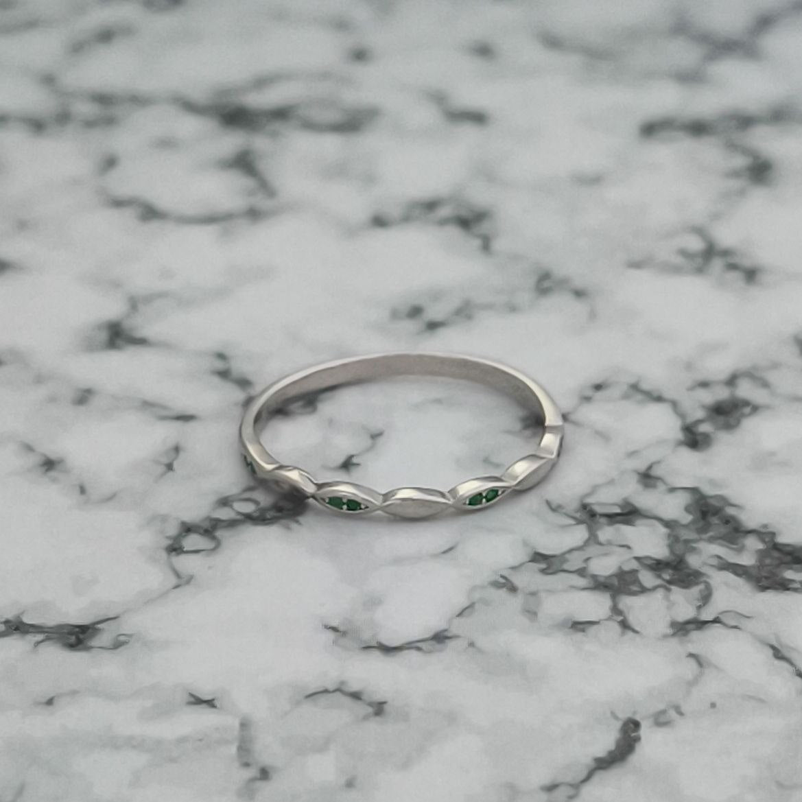 Anillo Delicado Plata 925 Baño Oro Blanco con Piedras Verdes | Toque de Color Sutil