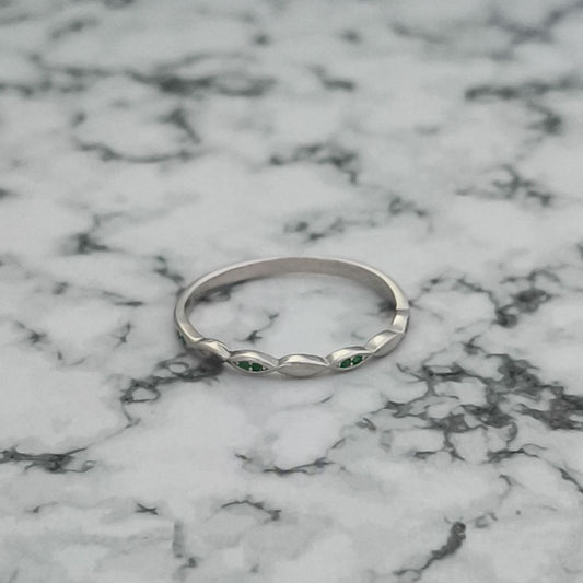 Anillo Delicado Plata 925 Baño Oro Blanco con Piedras Verdes | Toque de Color Sutil