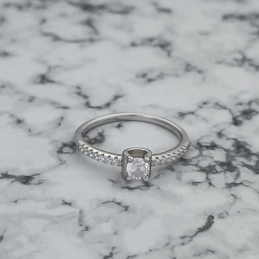 Anillo de Compromiso Plata 925 con Circonita Cuadrada: Elegancia Moderna
