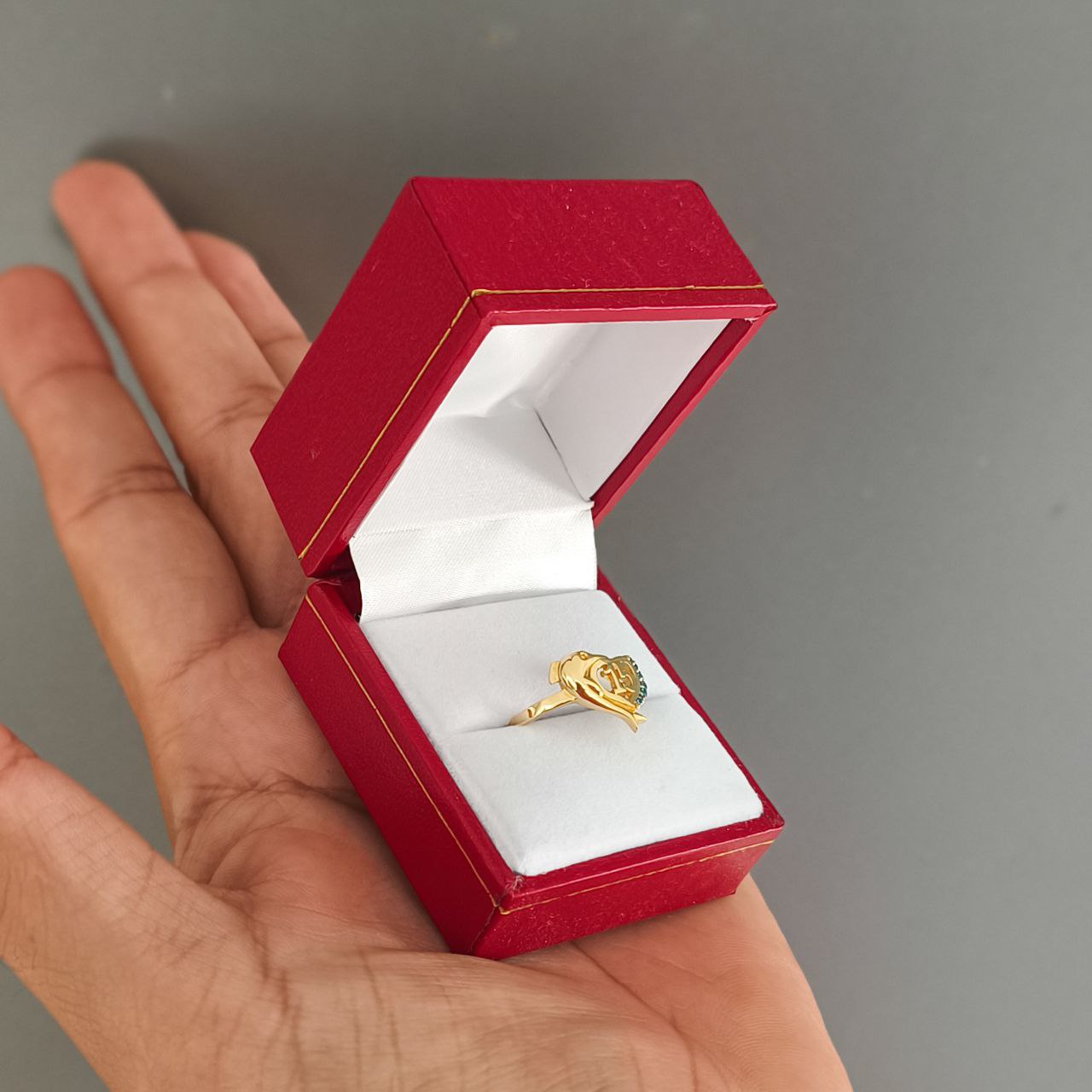 Joya de Lujo para 15 Años: Anillo Oro 18K Personalizable con Diseño Especial