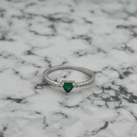 Anillo de Compromiso Plata 925 con Esmeralda Sintética Corazón: Amor y Renovación