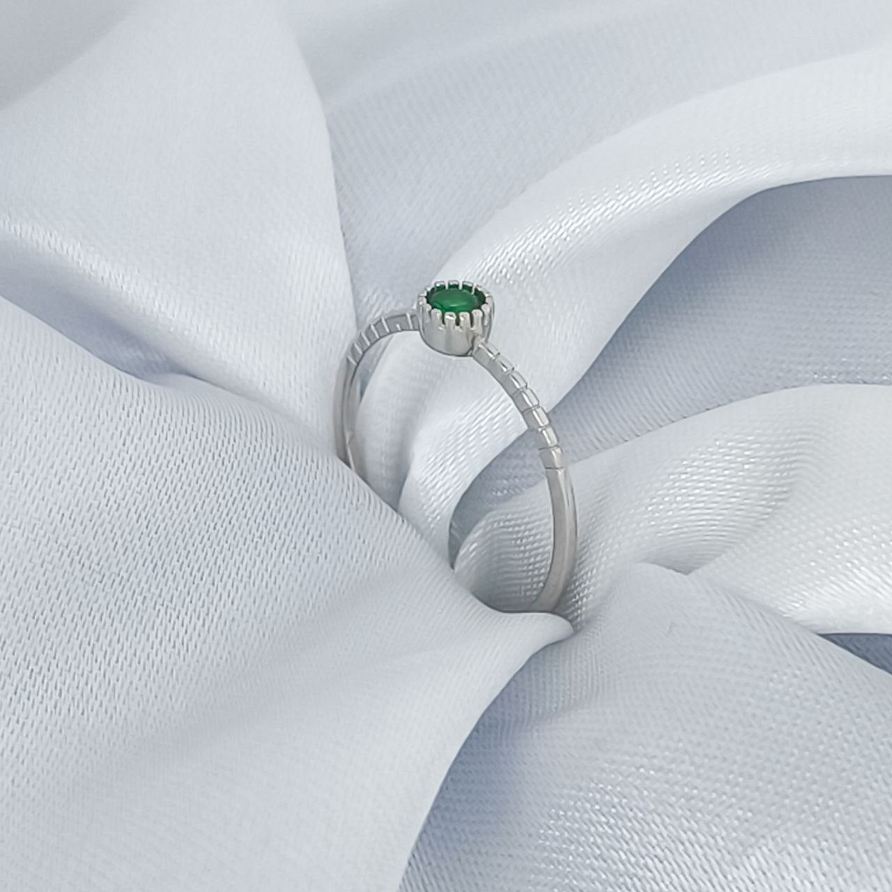 El Anillo de Compromiso Plata 925 Perfecto para una Mujer con Estilo Natural