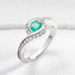 Anillo de compromiso Fortaleza en plata ley 925 con esmeralda colombiana y diamantes de laboratorio – Brillo Encanto Joyería