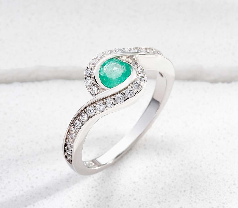 Anillo de compromiso Fortaleza en plata ley 925 con esmeralda colombiana y diamantes de laboratorio – Brillo Encanto Joyería